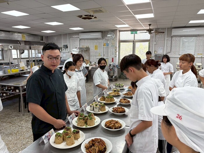 【活動】辦理第7場烹飪業師協同教學-梅乾菜扣肉/筒仔米糕圖片