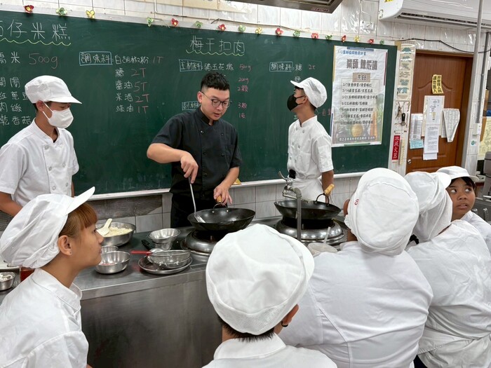 【活動】辦理第7場烹飪業師協同教學-梅乾菜扣肉/筒仔米糕圖片