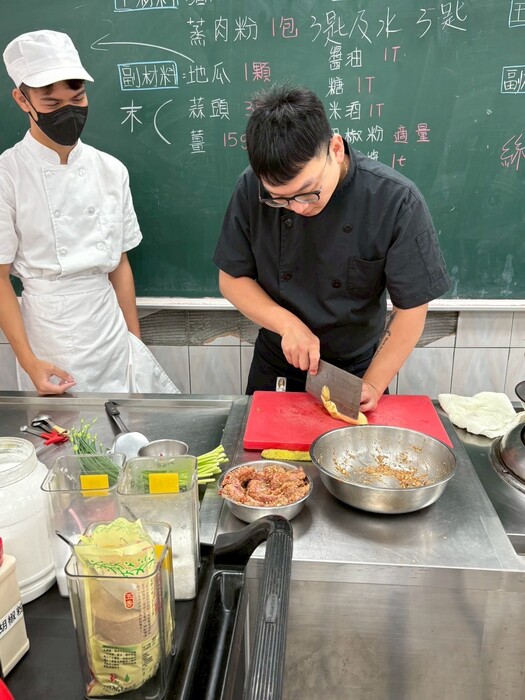 【活動】辦理第5場烹飪業師協同教學-粉蒸排骨/菜脯蒼蠅頭圖片